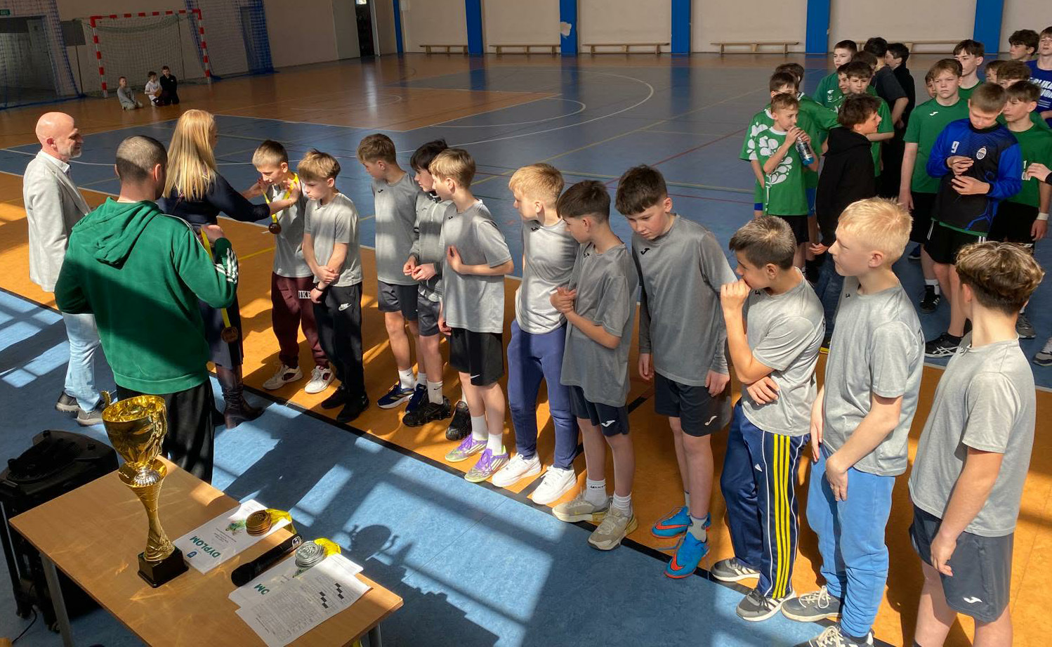 Zdjęcia przedstawiają drużyny chłopców, którzy odbierają medale