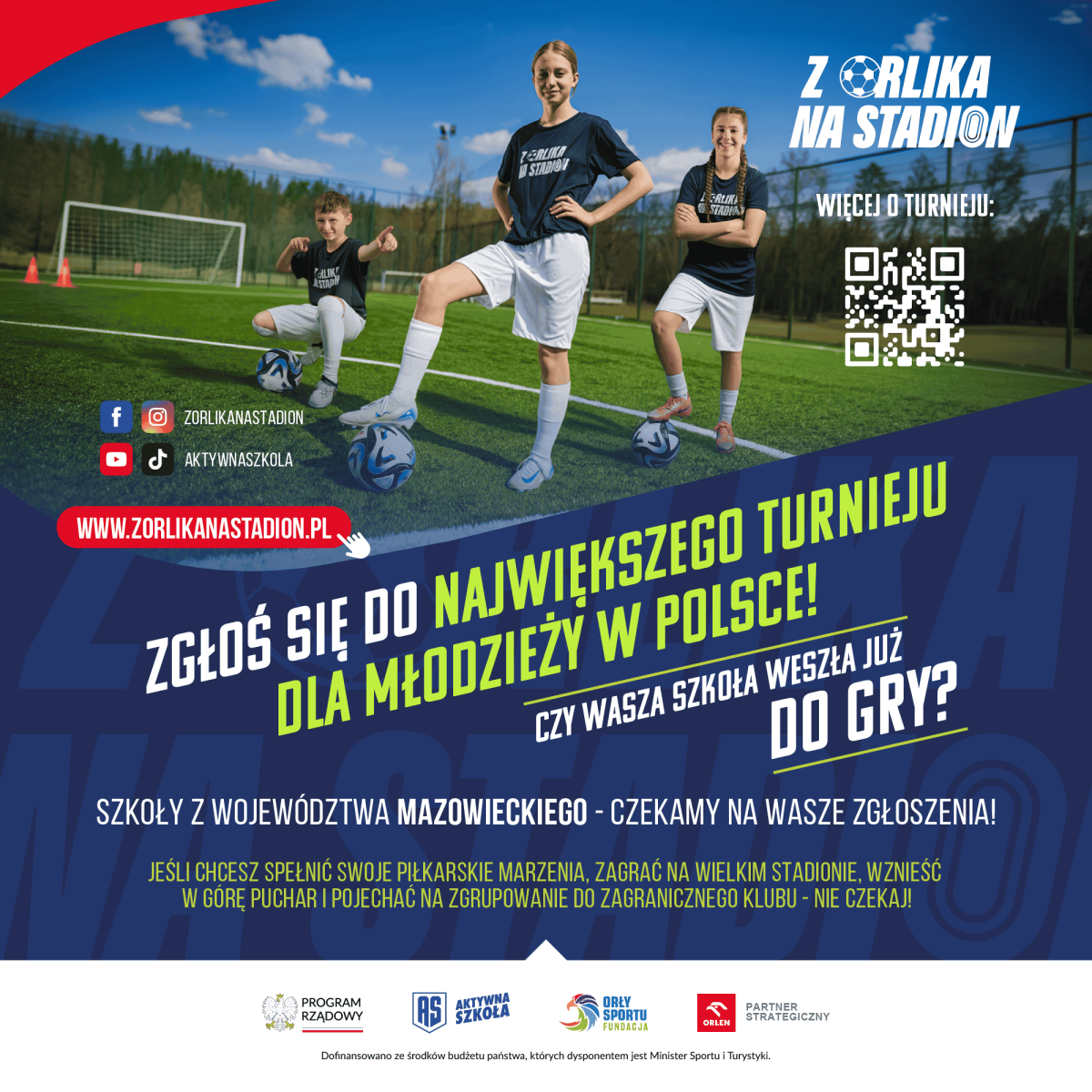 Plakat z trójką młodych piłkarzy ubranych w żółte sportowe koszulki