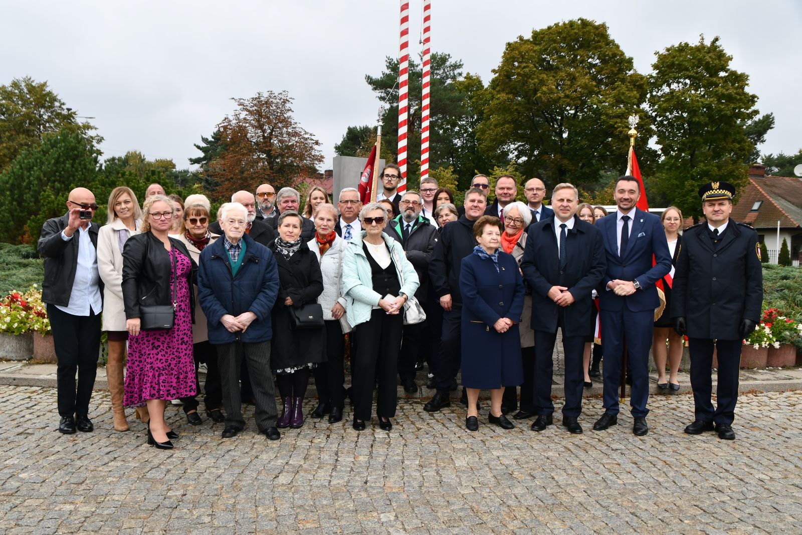 Zdjęcie grupowe z obchodów, dużo uczestników