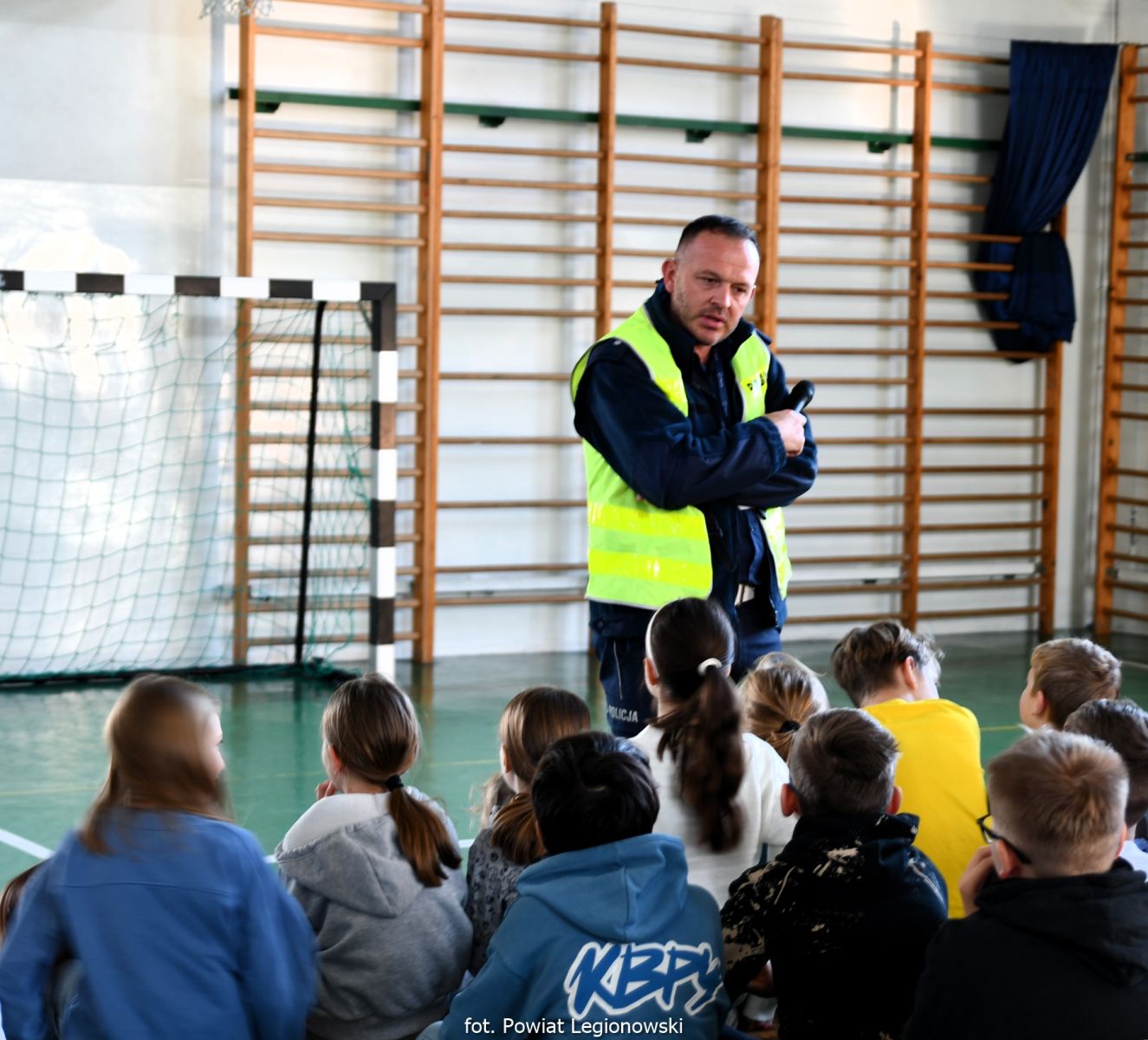 Spotkanie na sali, dwoje policjantów, przed nimi dzieci