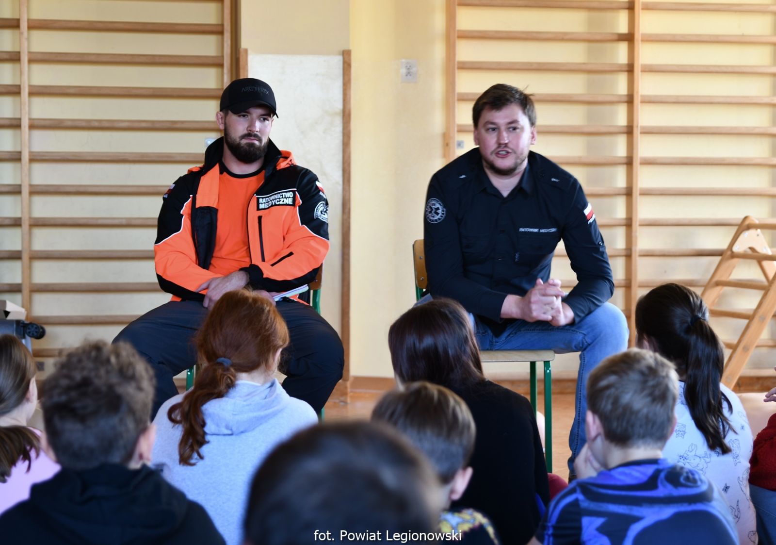 Spotkanie na sali, dwaj ratownicy, przed nimi dzieci