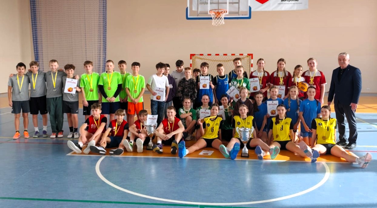 Uczestnicy turnieju na zdjęciu grupowym na hali