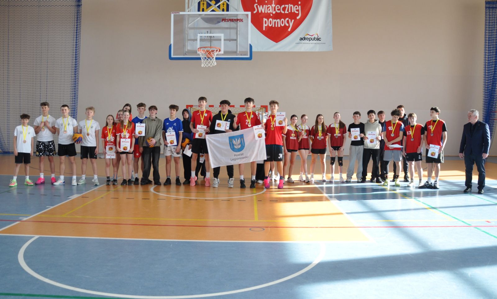 Uczestnicy turnieju na zdjęciu grupowym na hali