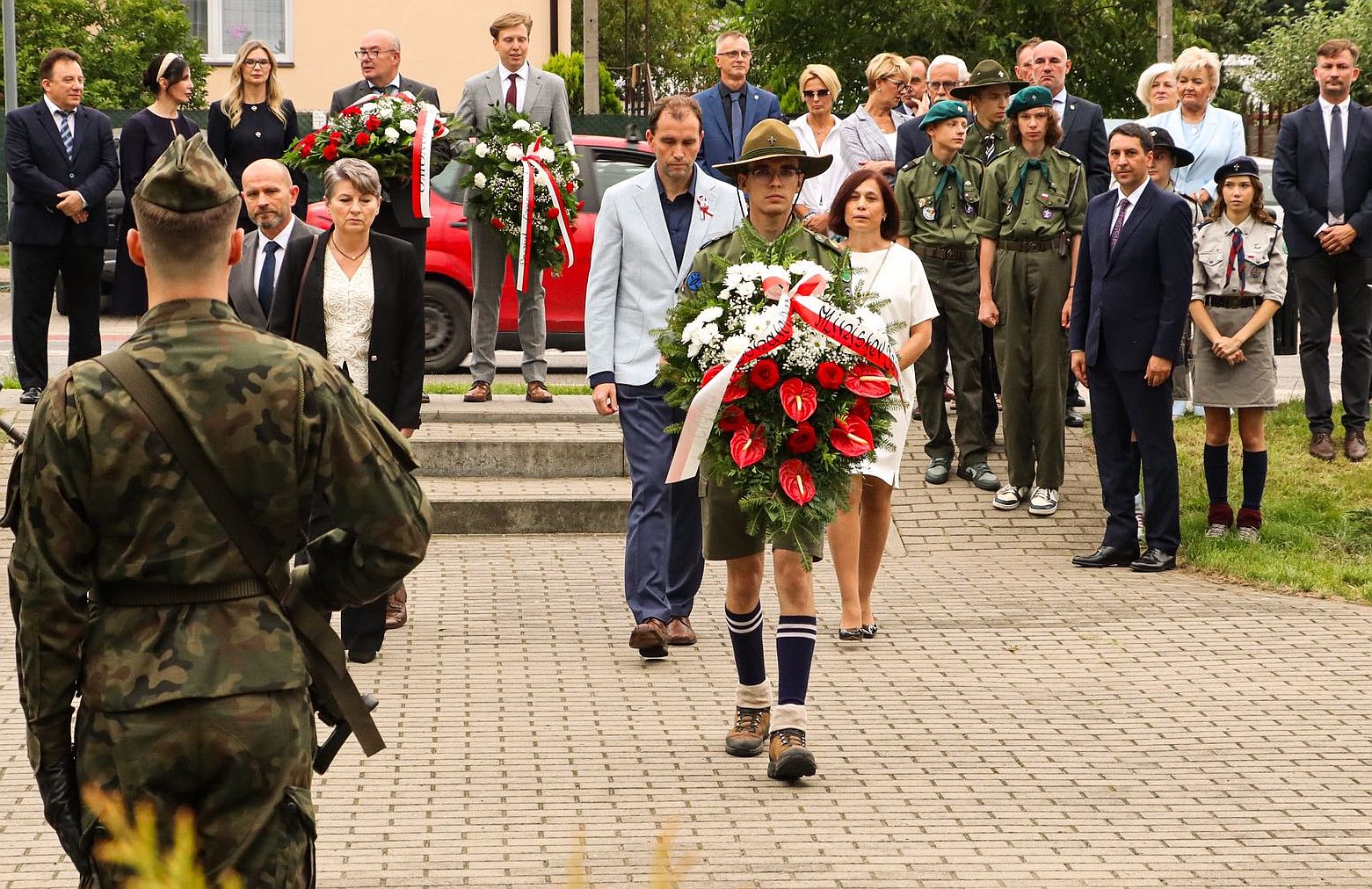Delegacje składają kwiaty pod pomnikiem upamiętniającycm bohaterów wojennych